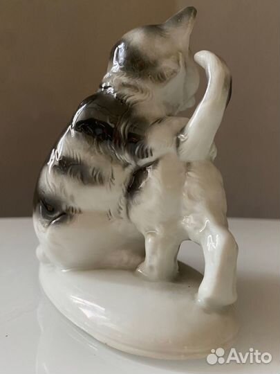 Фарфоровая статуэтка 