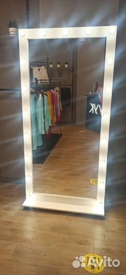 Гримерное зеркало с лампочками