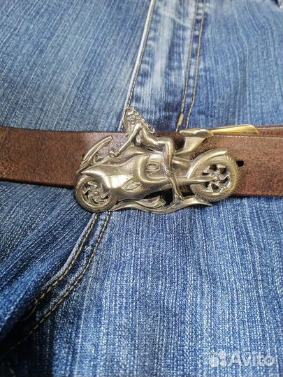 Женский ремень с пряжкой девушка на мотоцикле