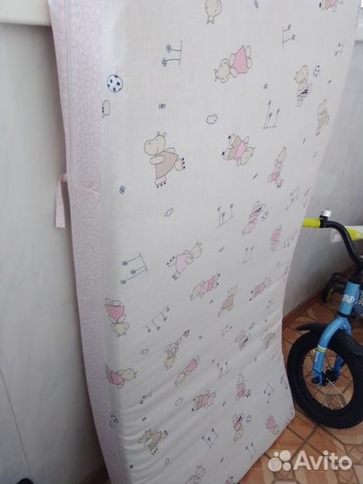 Детская кроватка с маятником