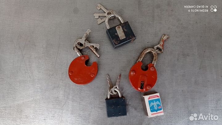 Навесной замок старинный для свадебных церемоний