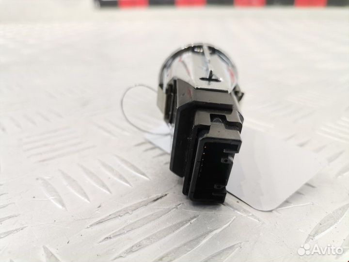 Кнопка запуска двигателя Toyota Prius 2 2007