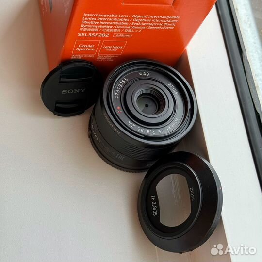 Объектив Sony Zeiss FE 35mm F2.8