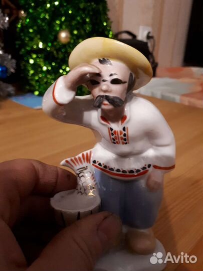 Фарфоровая статуэтка