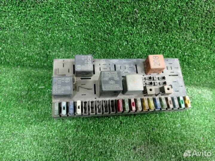 Блок предохранителей Audi 100 C3 DR