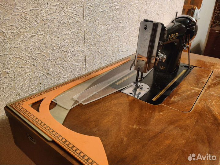 Швейная машинка LADA 121