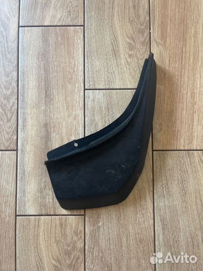 Брызговик передний правый Land Rover Range Rover