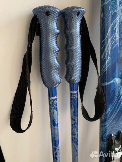 Горные лыжи с креплением и палочками atomic жен