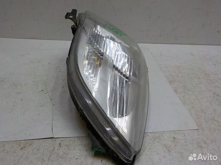 Фара правая на Toyota Yaris