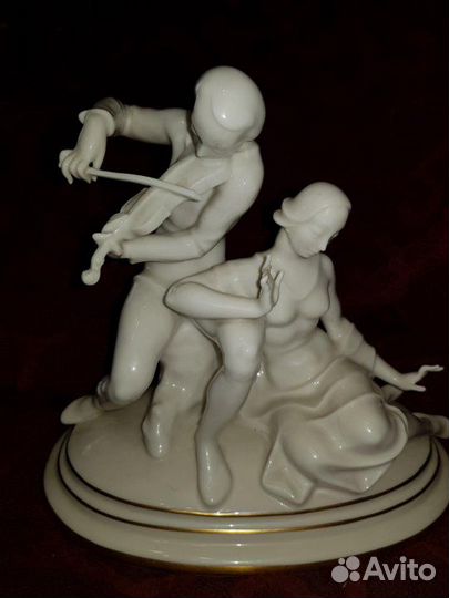Статуэтка фарфоровая