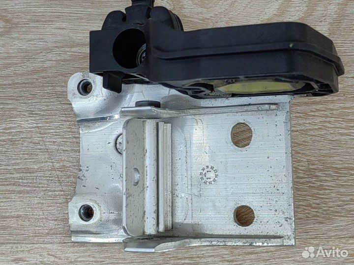 Кронштейн радиатора левый Bmw 5 F10 N63B44 2011