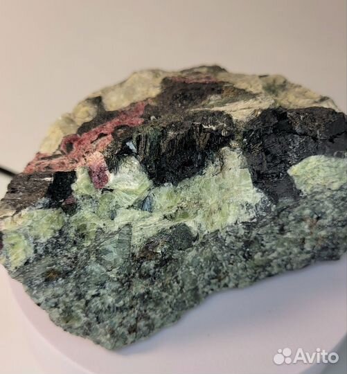 Эвдиалит в полевом шпате с эгирином