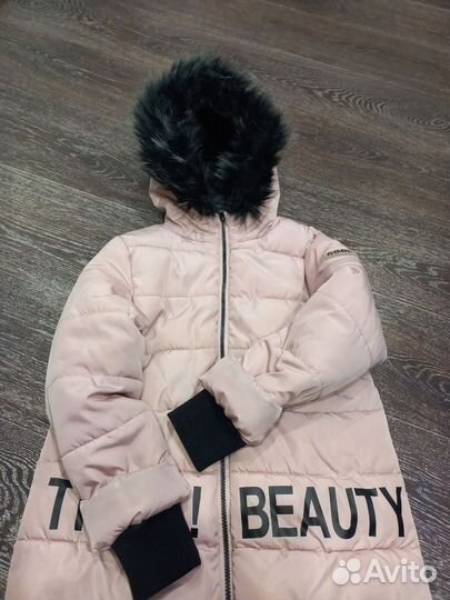 Зимняя куртка для девочки с капюшоном