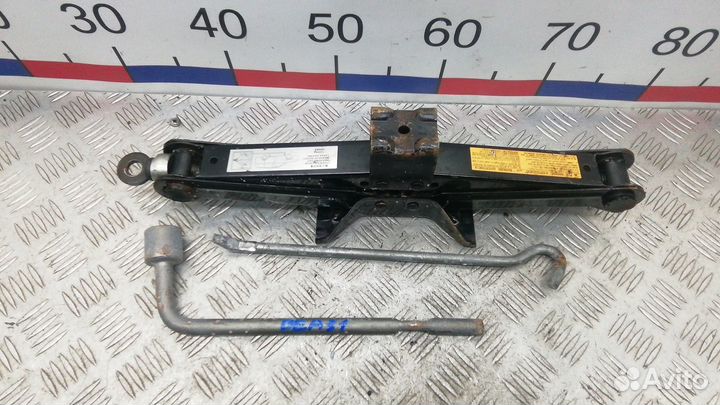 Домкрат на Mitsubishi Outlander 2