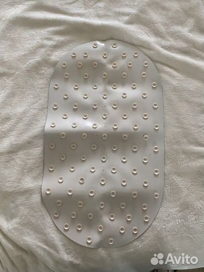 Противоскользящий коврик в ванну