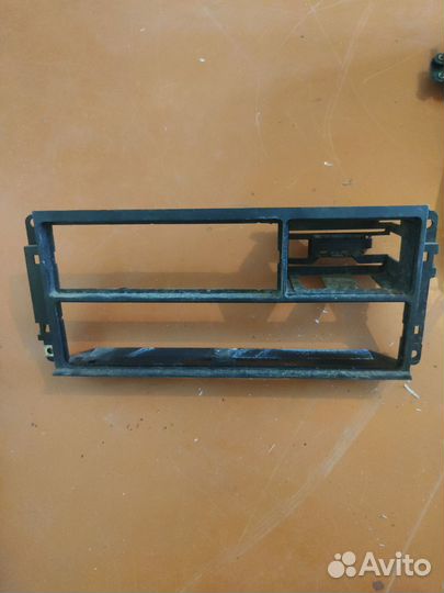 Крепление радиоприемника/часов бмв е34