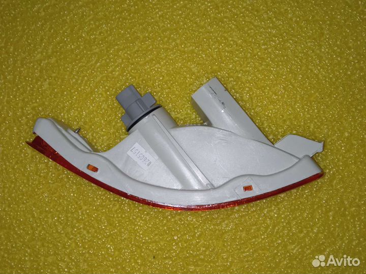 Поворотник правый нижний Toyota corolla 92-97