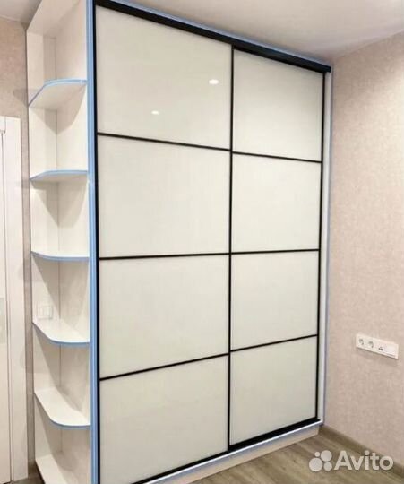 Шкаф на заказ яркого цвета