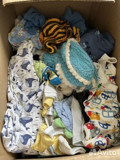2 коробки вещей на мальчика с 0 до 6 месяцев