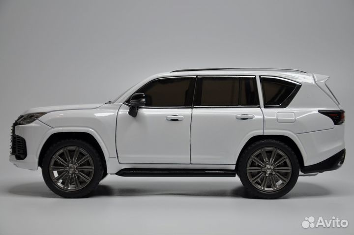 Модель автомобиля Lexus LX 600 металл