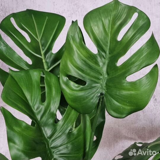 Кашпо с подсветкой и искусственной монстерой