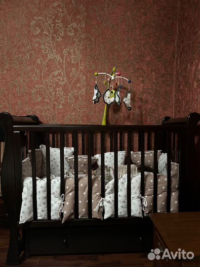 Детская кроватка с маятником и ящиком