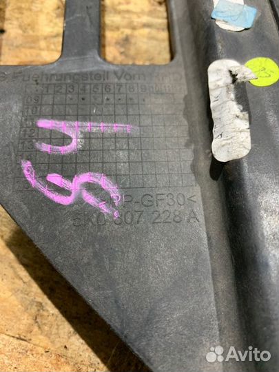 Площадка под фару передняя правая Volkswagen Golf