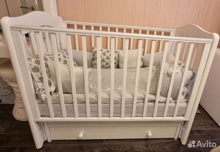 Детская кроватка с универсальным маятником