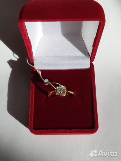 Золотое кольцо с бриллиантом новое