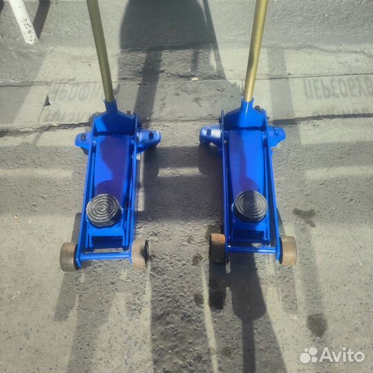 Домкрат подкатной 3т