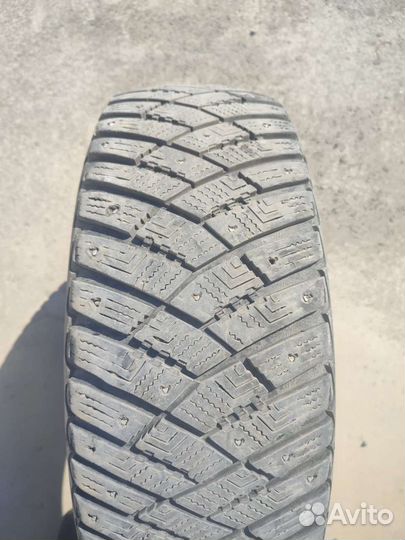 Goodyear UltraGrip 215/65 R16 98T