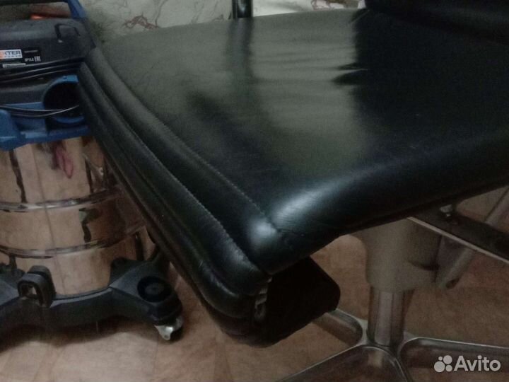 Офисное кожаное кресло