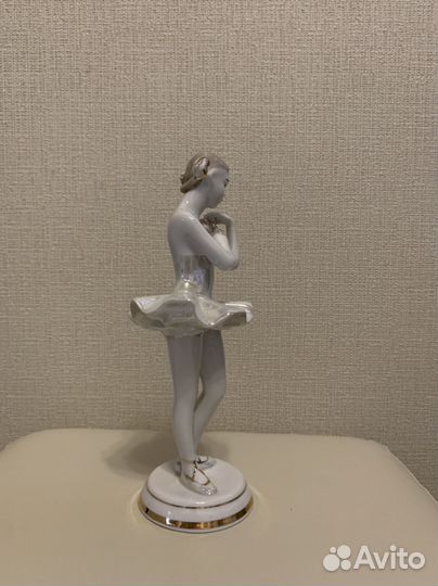 Фарфоровая статуэтка 