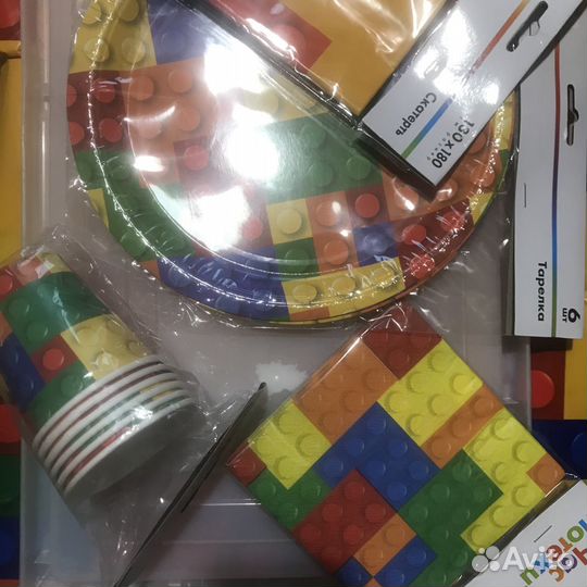 Свечи для торта, скатерть, тарелки