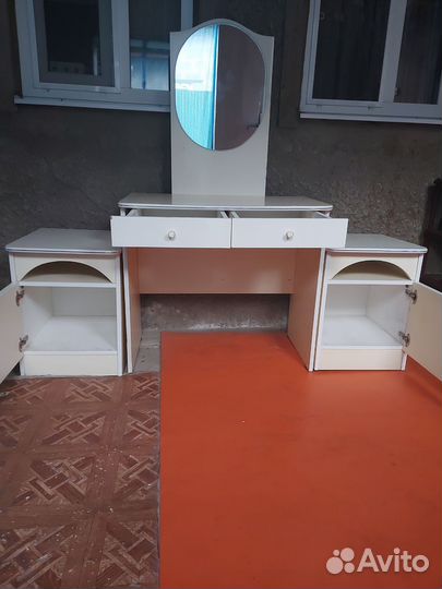 Трюмо с зеркалом