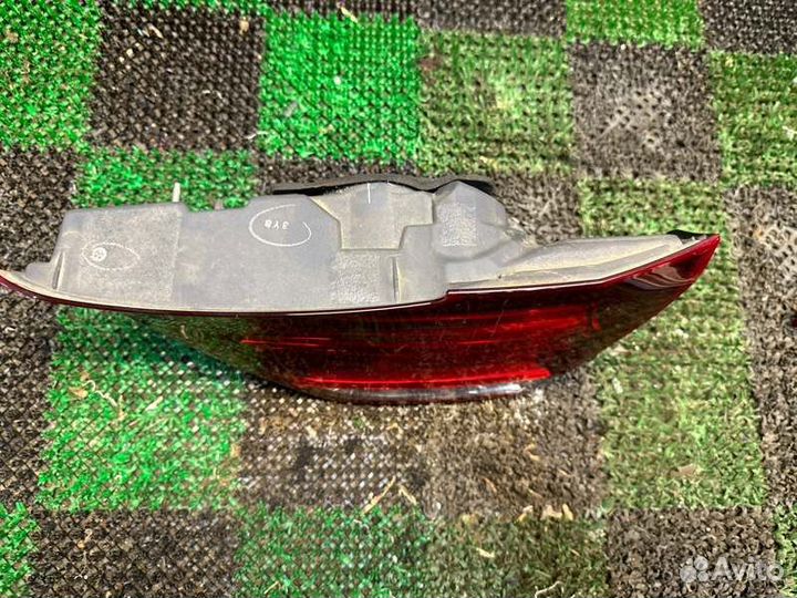 Фонарь в крышку багажника правый Lexus Ls