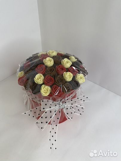 51 роза из шоколада в шляпной коробке