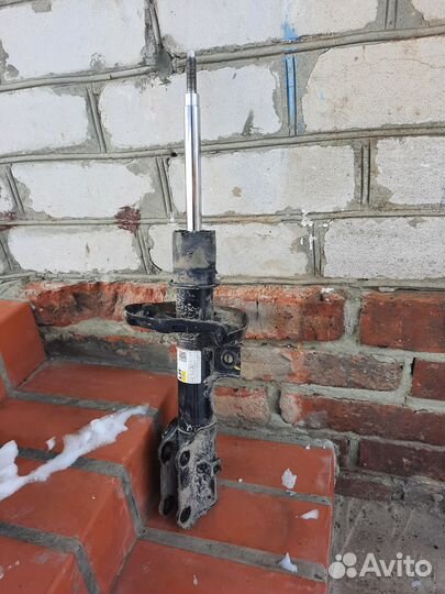 Перединий левый амортизатор kia rio4