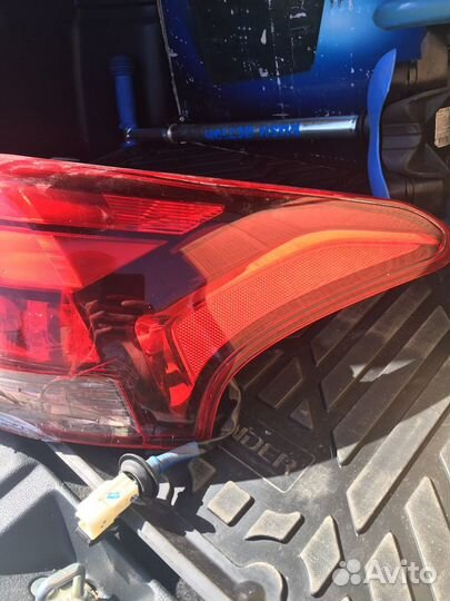 Продам задний фонарь на outlander