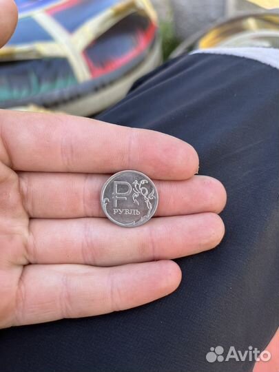Монета с логотипом рубля
