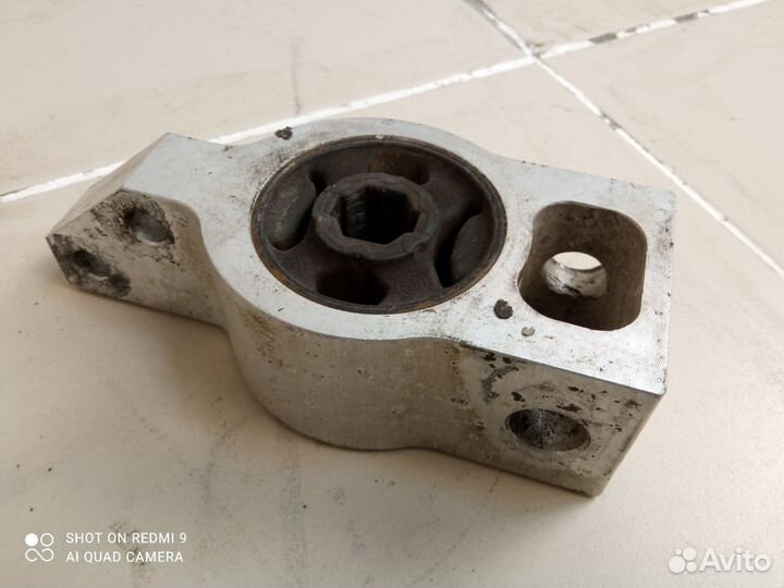 Сайлентблок переднего нижнего рычага Passat B6