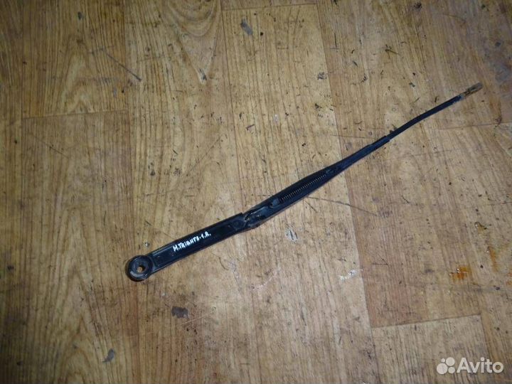 Поводок стеклоочистителя передний правый Mazda Tr