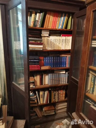 Книги вместе со шкафами