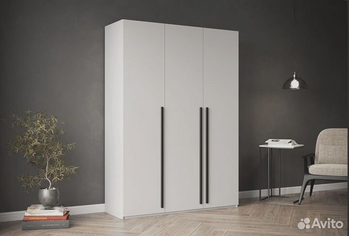 Шкаф трехстворчатый