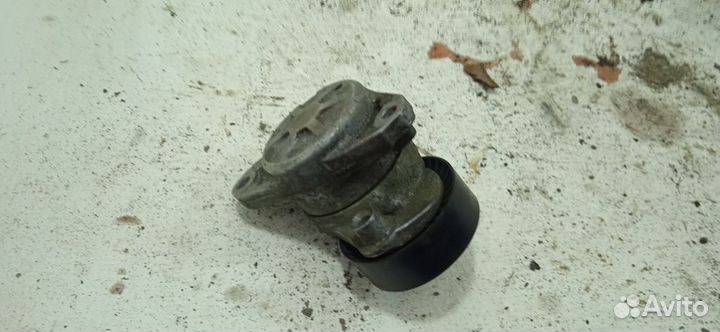 Натяжитель ремня Мерседес