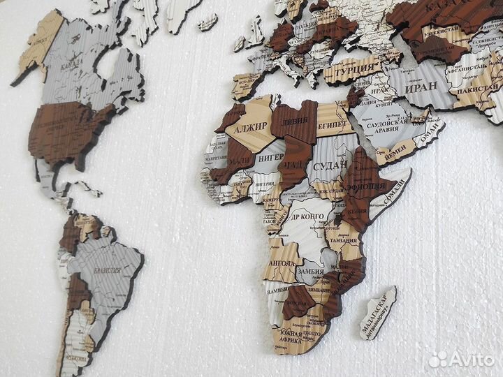 Рельефная карта мира из дерева в необычном цвете