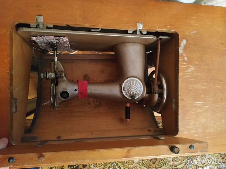 Швейная машина Подольск на подставке ножная