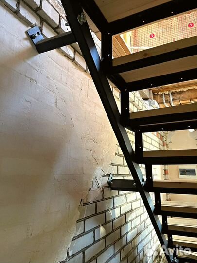 Металлическая лестница на дачу, в дом