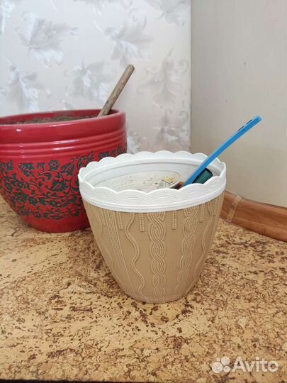 Горшок керамический и блюдца под цветы