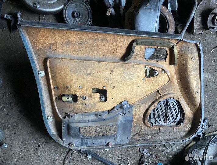 Обшивка двери передней правой Toyota Camry 10 1991